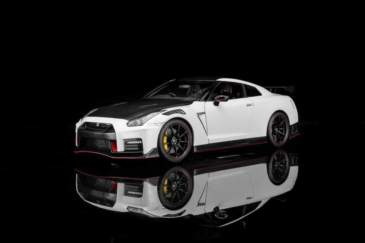 MOTORHELIX Nissan GT-R NISMO (R35) 2022 NISMO Brillian White | 1:18