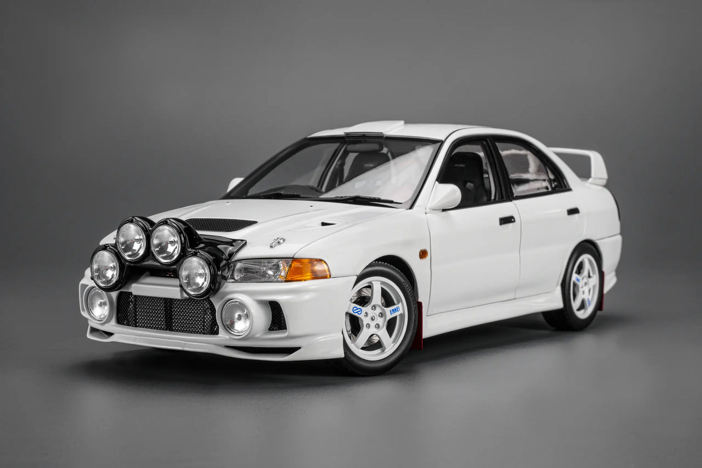 MOTORHELIX Mitsubishi Lancer EVO IV GSR Base Rally 1999 Muddy White | 1:18 - PRE ORDER
