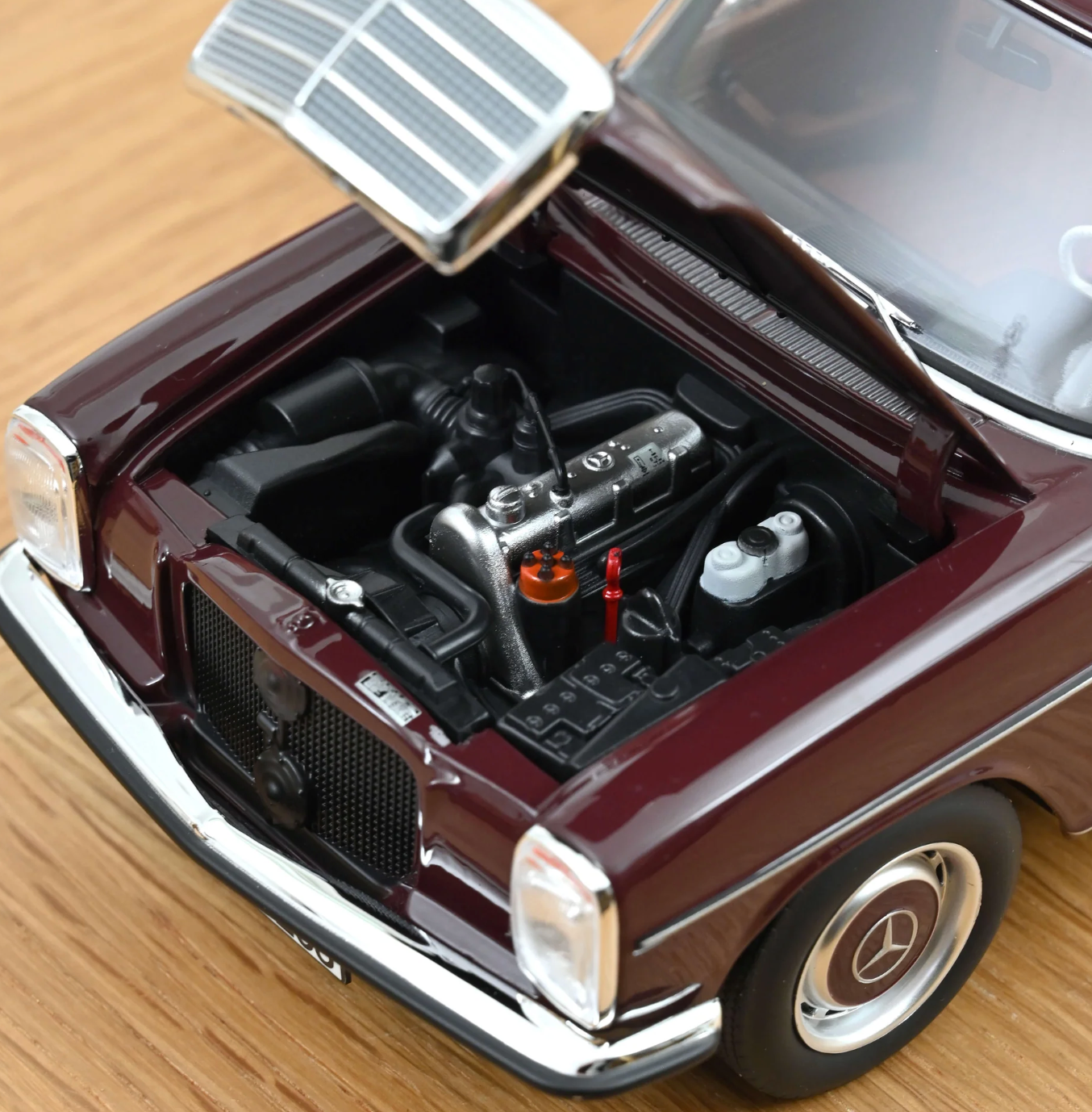 NOREV Mercedes-Benz 200 Dark Red Brown 1968 | 1:18