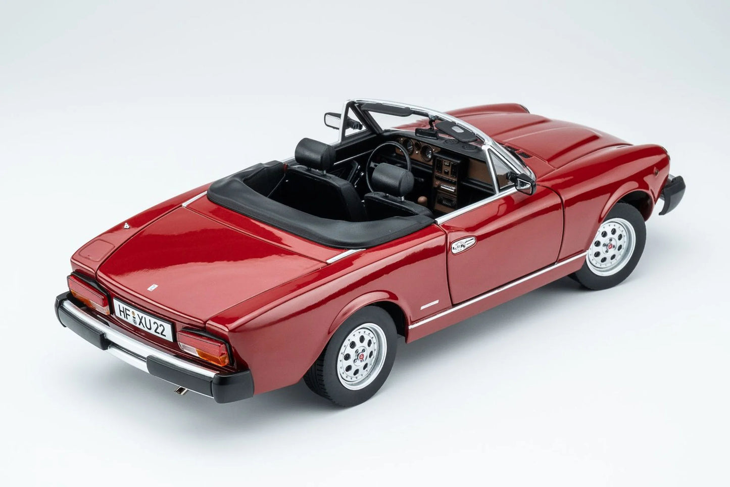 TOURING MODELCARS Fiat 124 Pininfarina Spider Europa 1982 - Pininfarina Rosso | 1:18