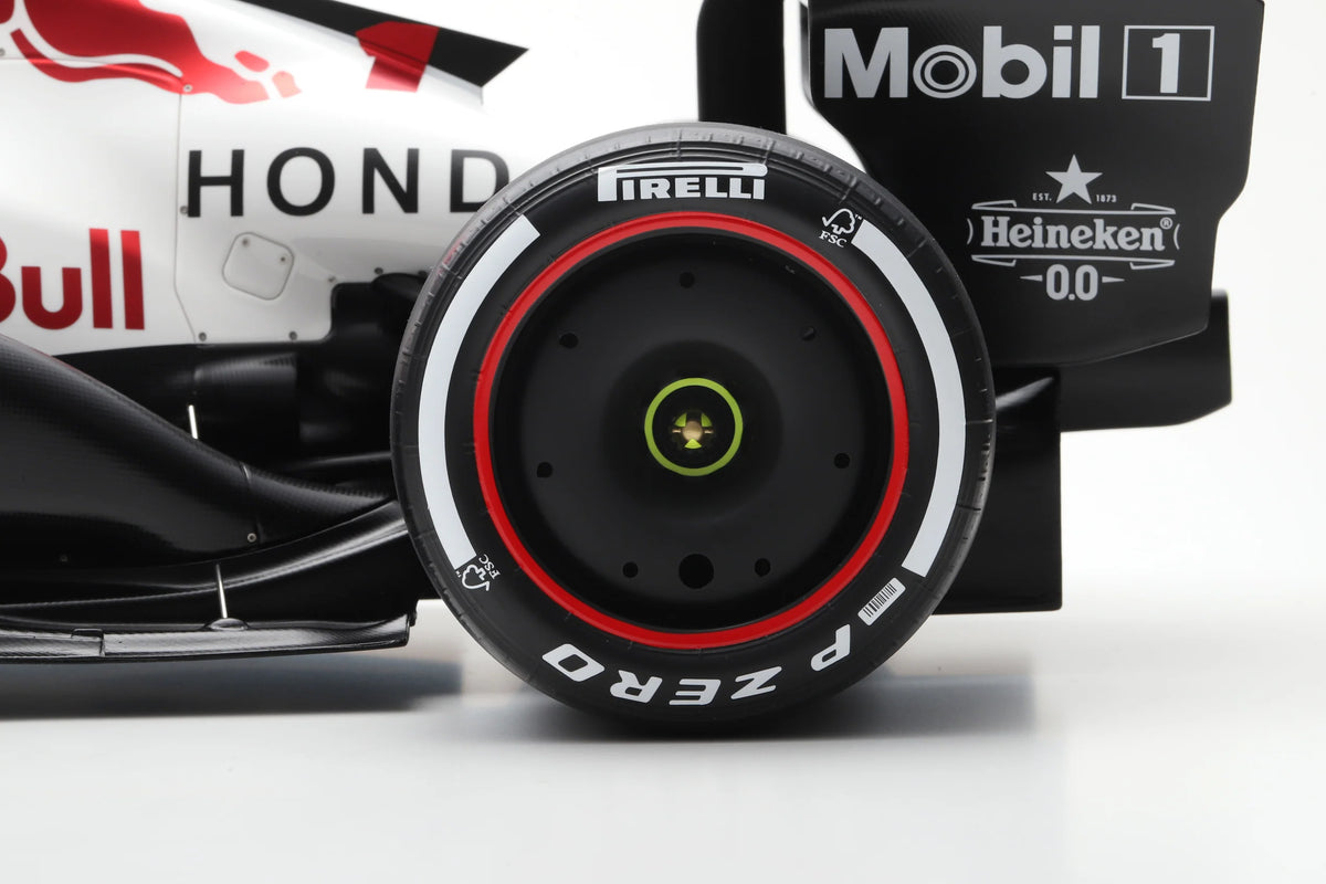 SPARK Oracle Red Bull Racing RB21 #1 Winner Japan GP 2025 Max Verstappen | 1:8 - PRE ORDER
