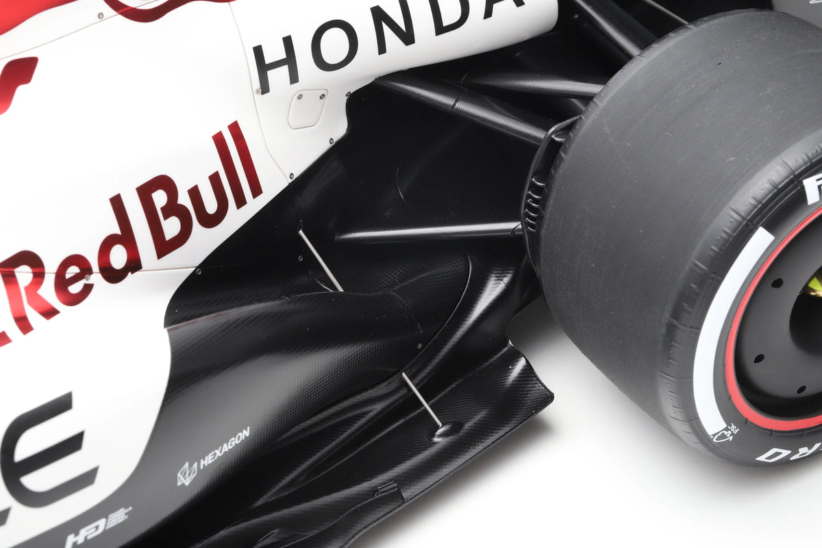 SPARK Oracle Red Bull Racing RB21 #1 Winner Japan GP 2025 Max Verstappen | 1:8 - PRE ORDER