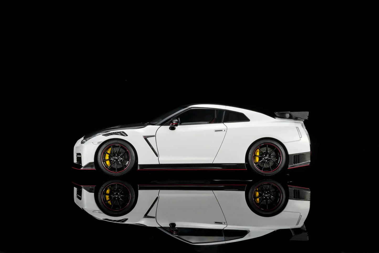 MOTORHELIX Nissan GT-R NISMO (R35) 2022 NISMO Brillian White | 1:18 - PRE ORDER