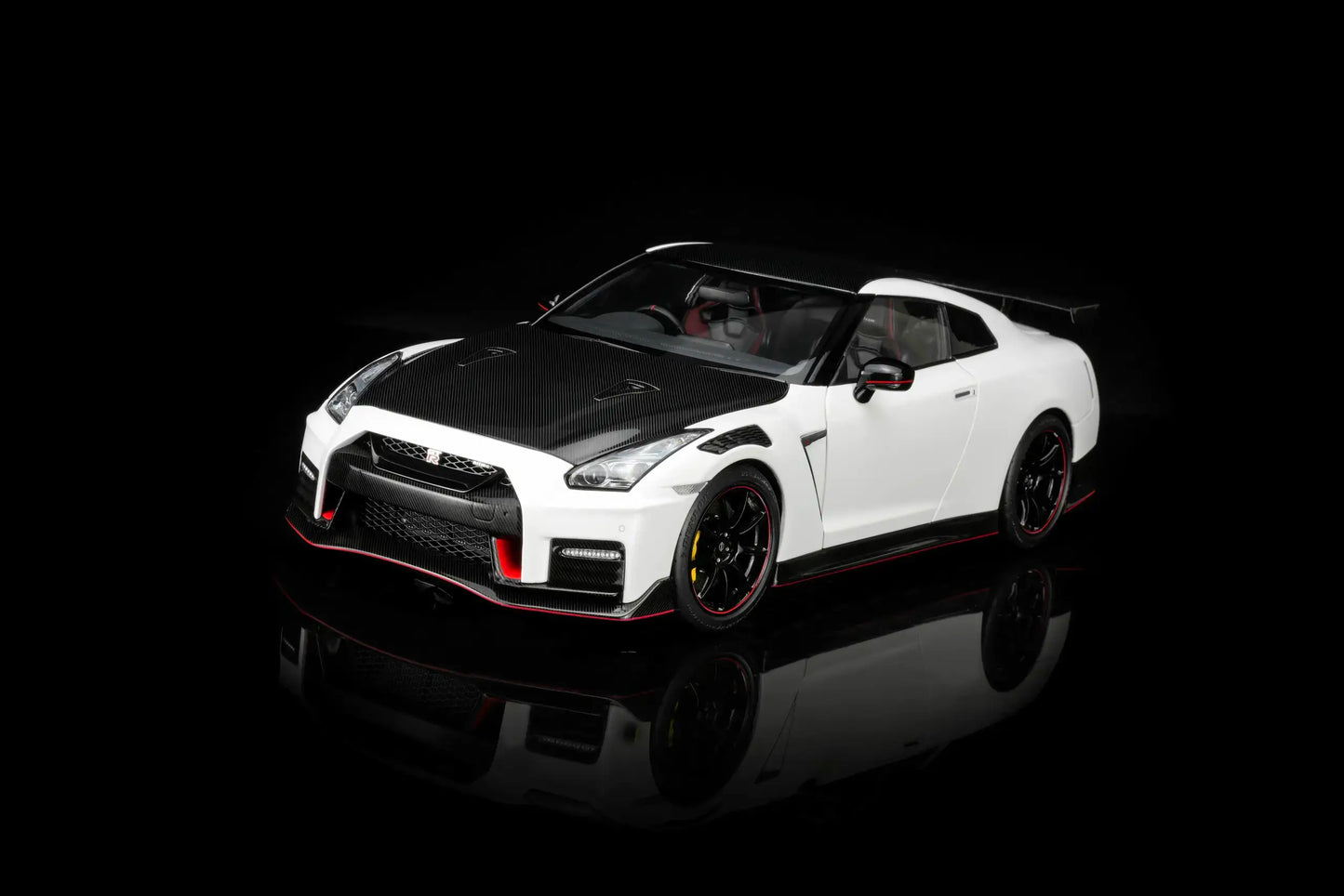 MOTORHELIX Nissan GT-R NISMO (R35) 2022 NISMO Brillian White | 1:18 - PRE ORDER