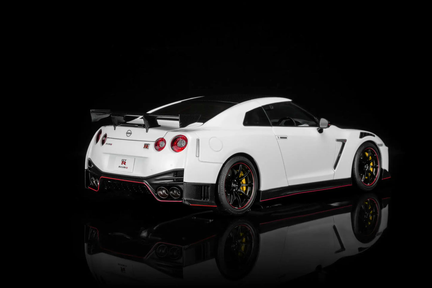 MOTORHELIX Nissan GT-R NISMO (R35) 2022 NISMO Brillian White | 1:18 - PRE ORDER