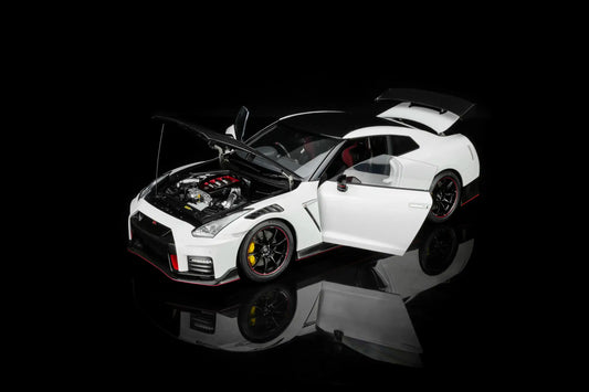 MOTORHELIX Nissan GT-R NISMO (R35) 2022 NISMO Brillian White | 1:18