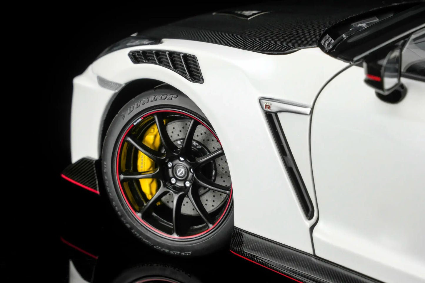MOTORHELIX Nissan GT-R NISMO (R35) 2022 NISMO Brillian White | 1:18 - PRE ORDER