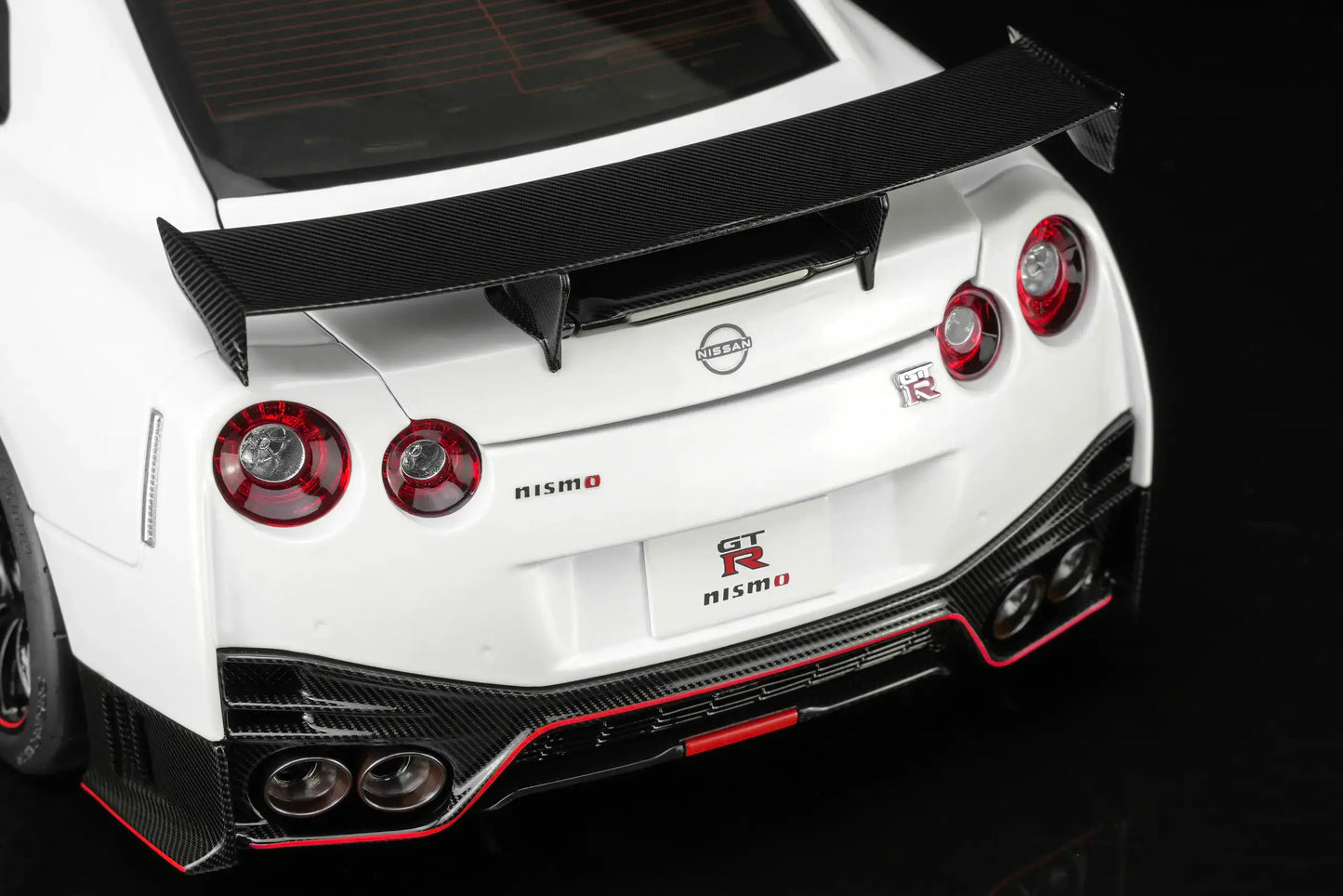 MOTORHELIX Nissan GT-R NISMO (R35) 2022 NISMO Brillian White | 1:18 - PRE ORDER