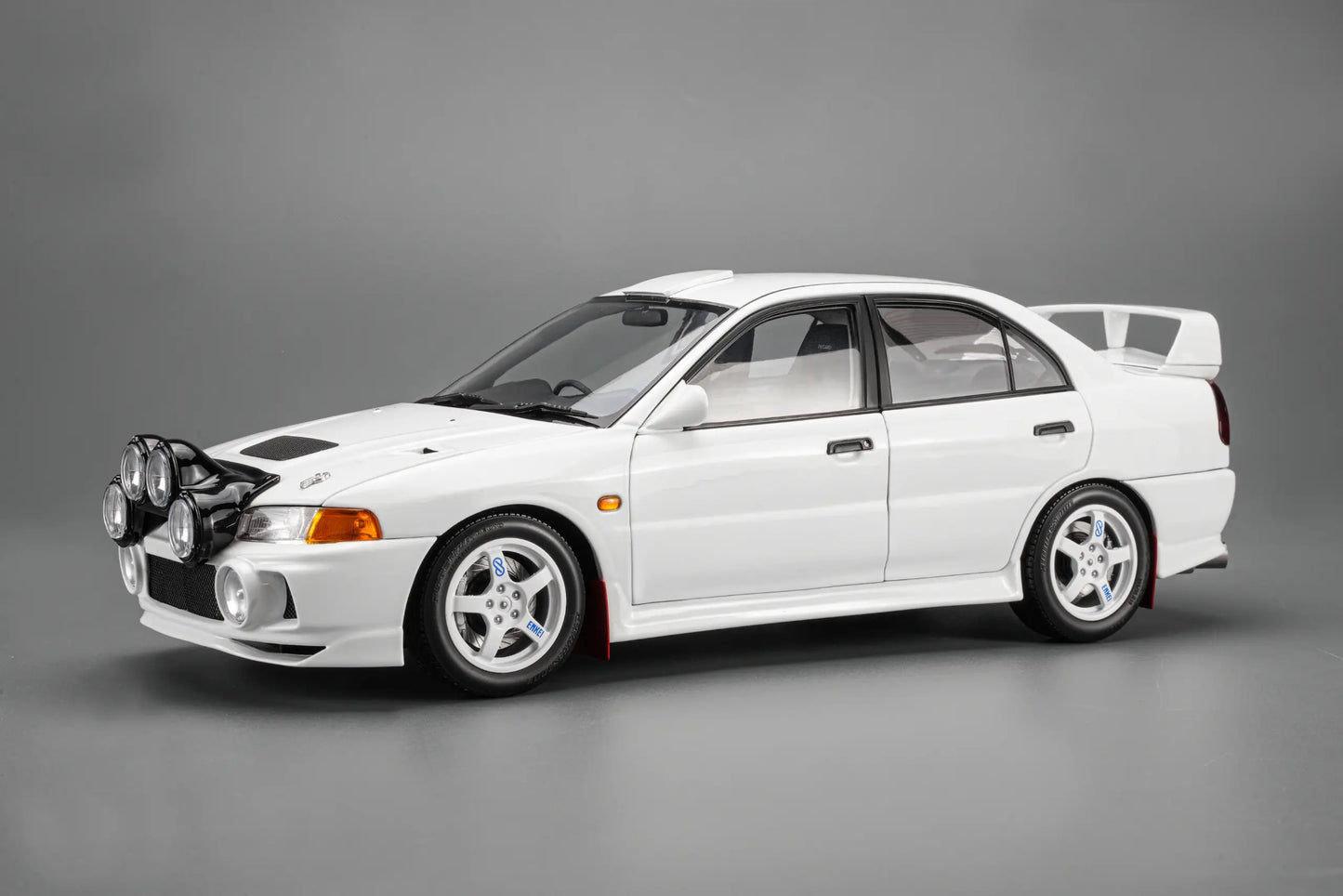 MOTORHELIX Mitsubishi Lancer EVO IV GSR Base Rally 1999 Muddy White | 1:18 - PRE ORDER