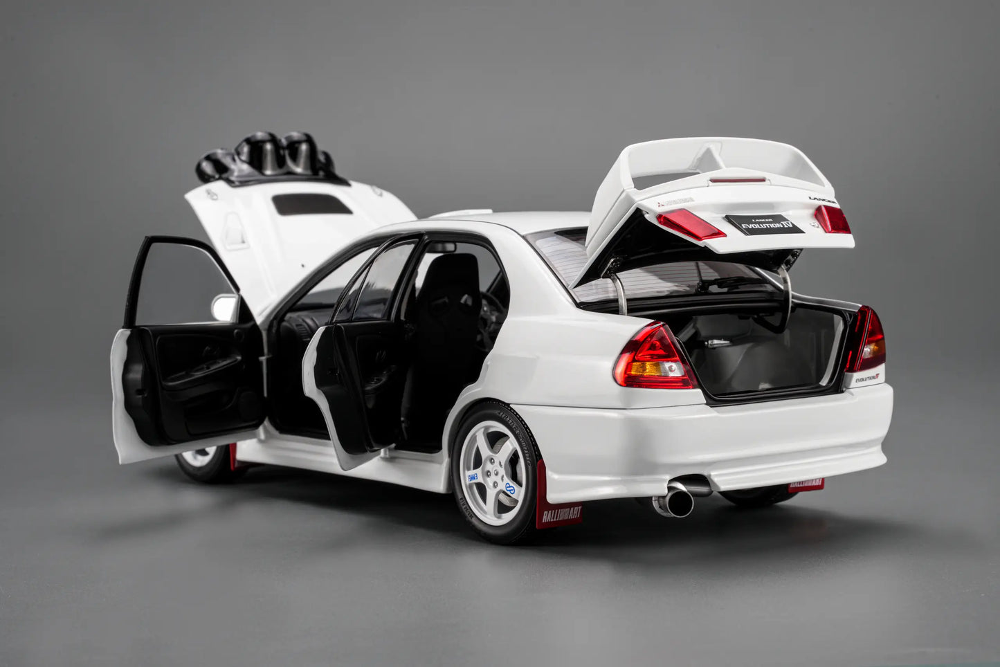 MOTORHELIX Mitsubishi Lancer EVO IV GSR Base Rally 1999 Muddy White | 1:18 - PRE ORDER