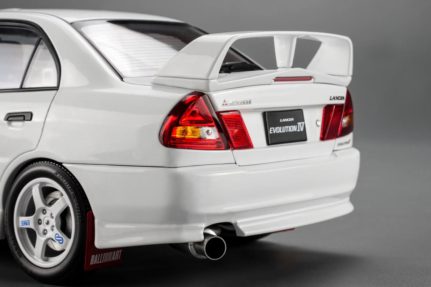 MOTORHELIX Mitsubishi Lancer EVO IV GSR Base Rally 1999 Muddy White | 1:18 - PRE ORDER