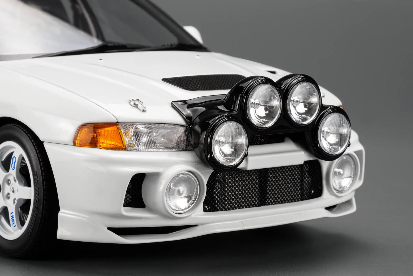 MOTORHELIX Mitsubishi Lancer EVO IV GSR Base Rally 1999 Muddy White | 1:18 - PRE ORDER