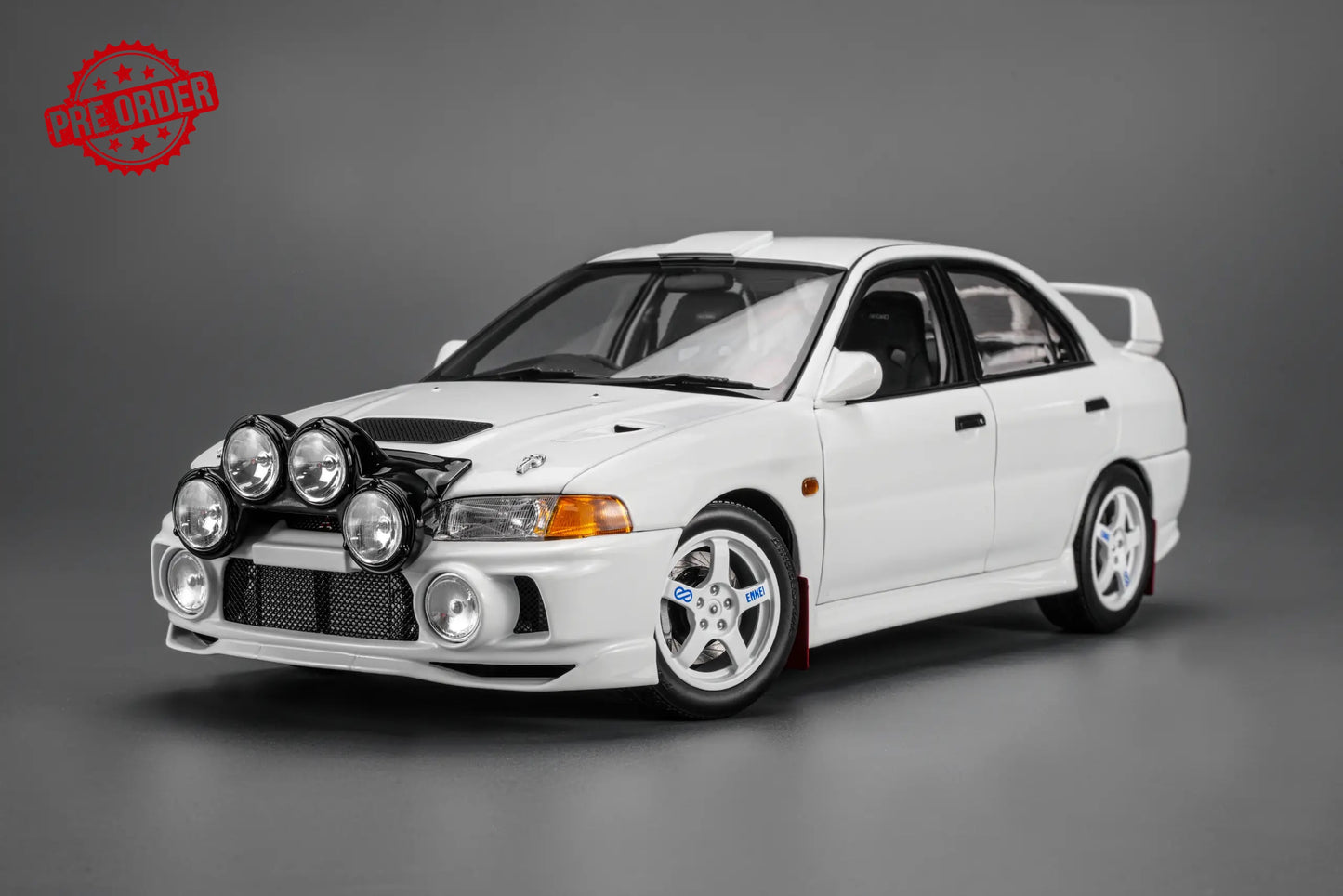 MOTORHELIX Mitsubishi Lancer EVO IV GSR Base Rally 1999 Muddy White | 1:18 - PRE ORDER