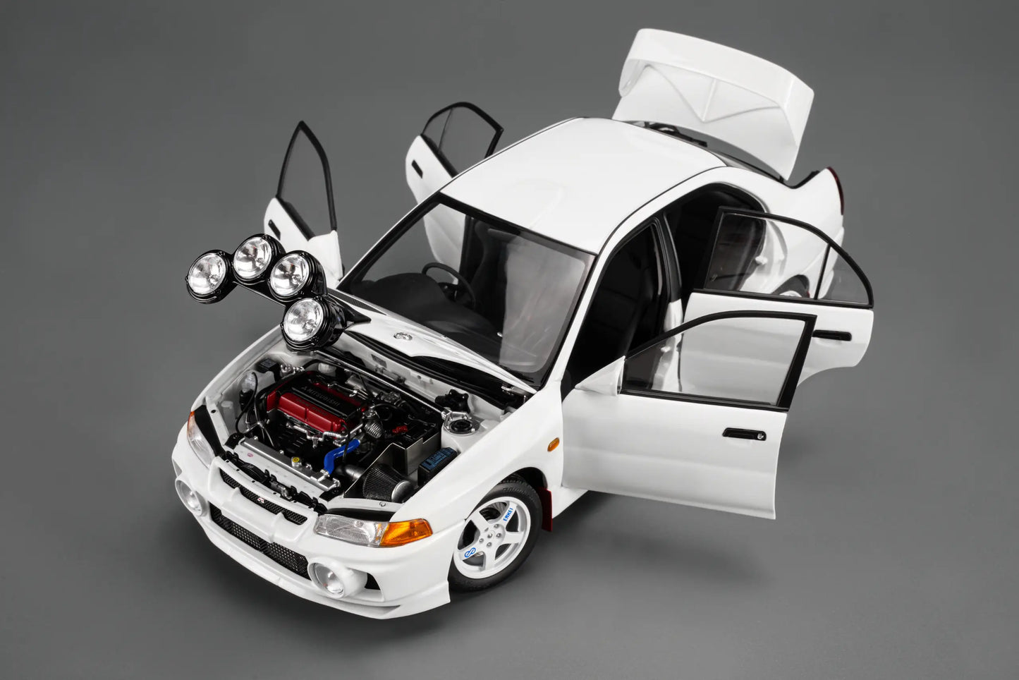 MOTORHELIX Mitsubishi Lancer EVO IV GSR Base Rally 1999 Muddy White | 1:18 - PRE ORDER