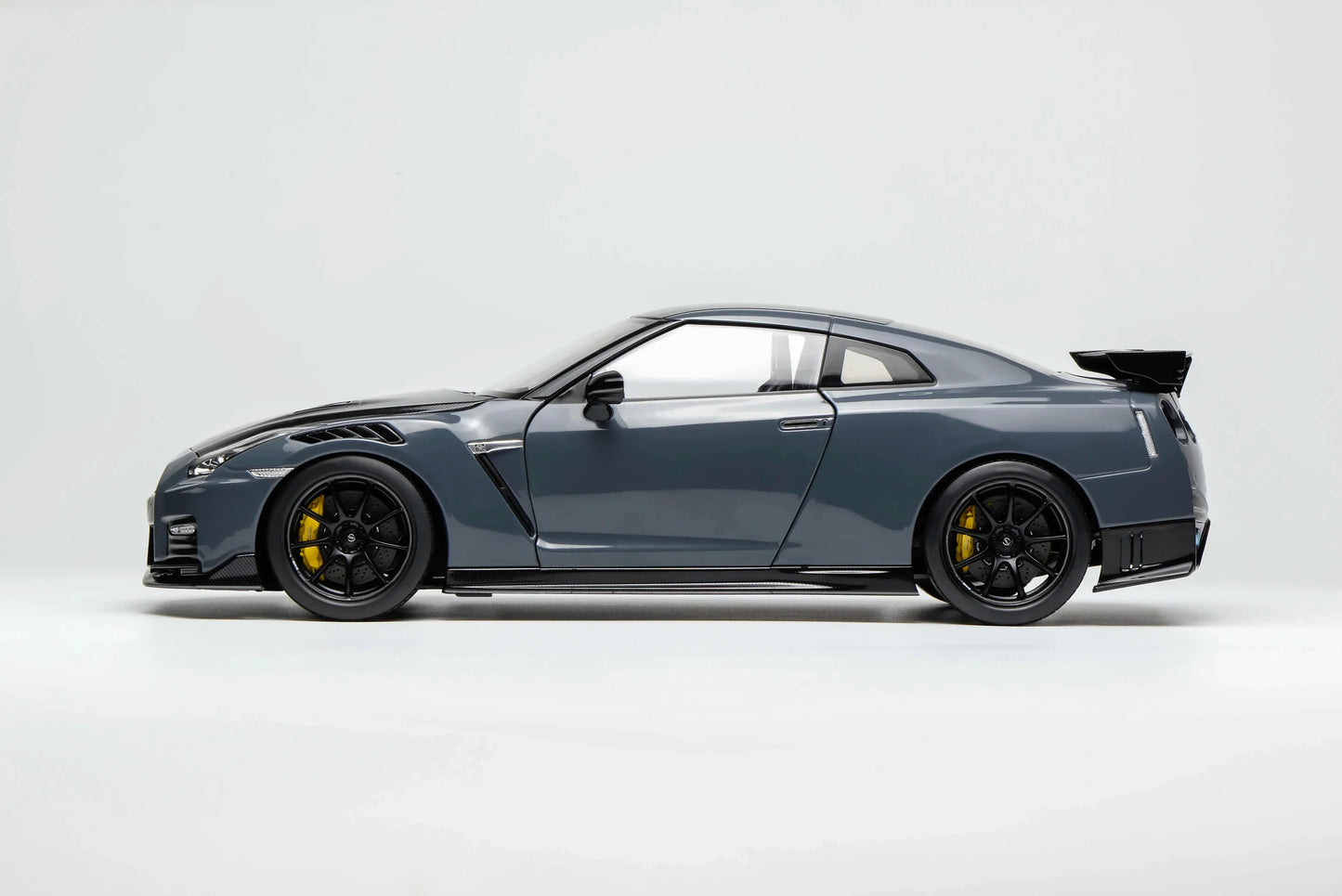 MOTORHELIX Nissan GT-R NISMO (R35) 2022 NISMO Stealth Gray | 1:18