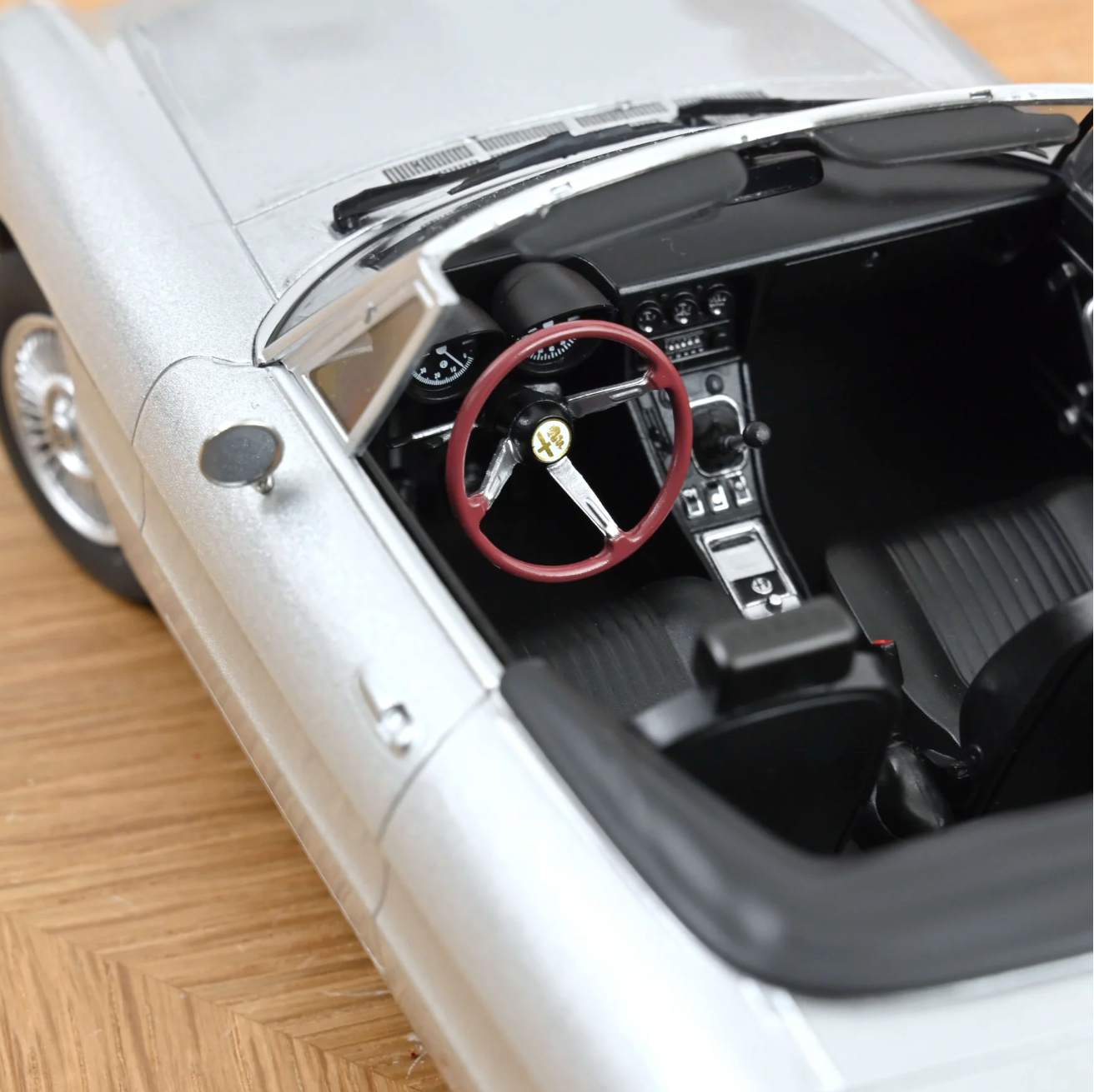 NOREV Alfa Romeo 2000 Spider 1973 Silvergrey | 1:18