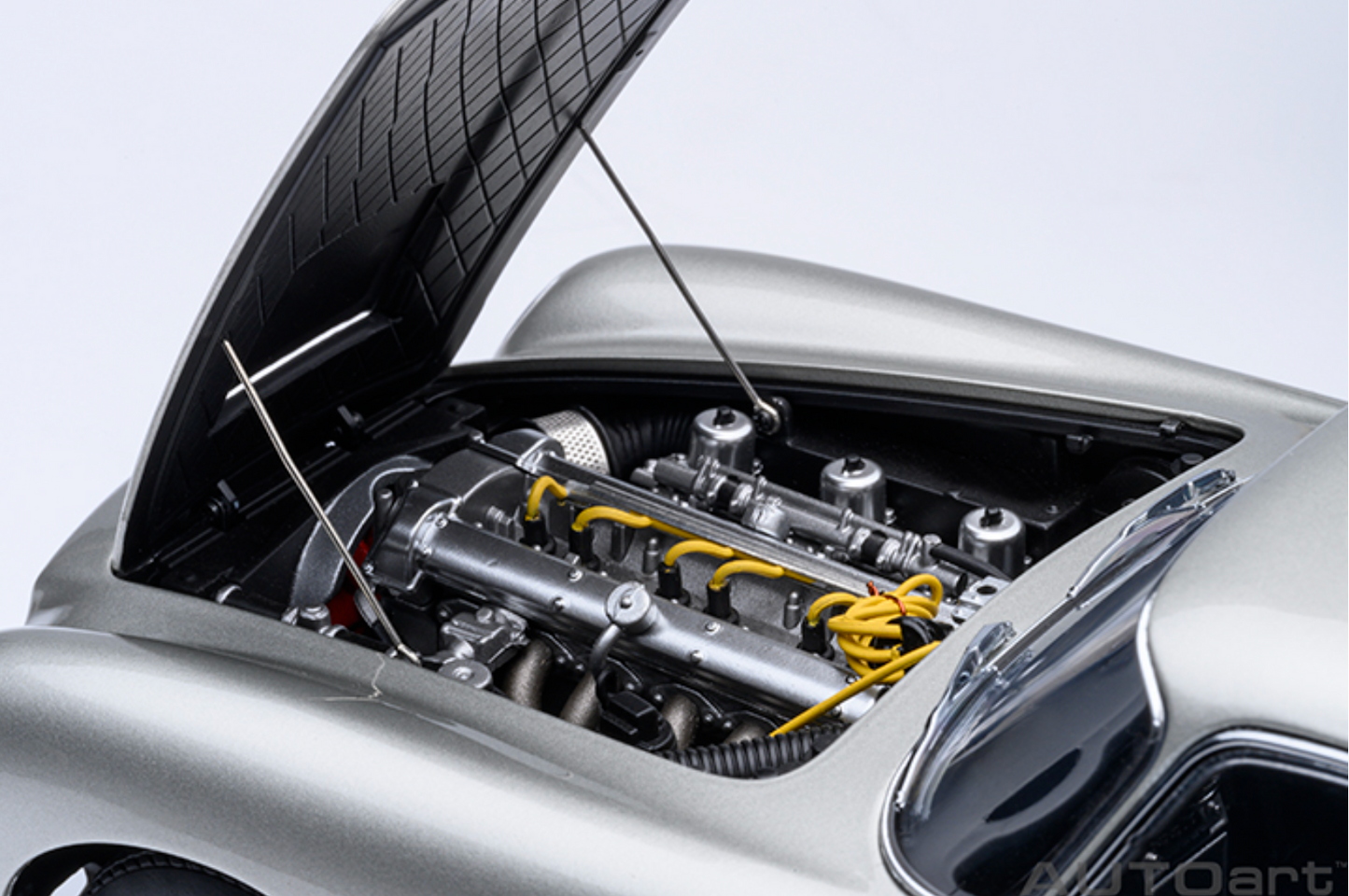 AUTOART Aston Martin DB5 1964 | Birch Silver 1:18