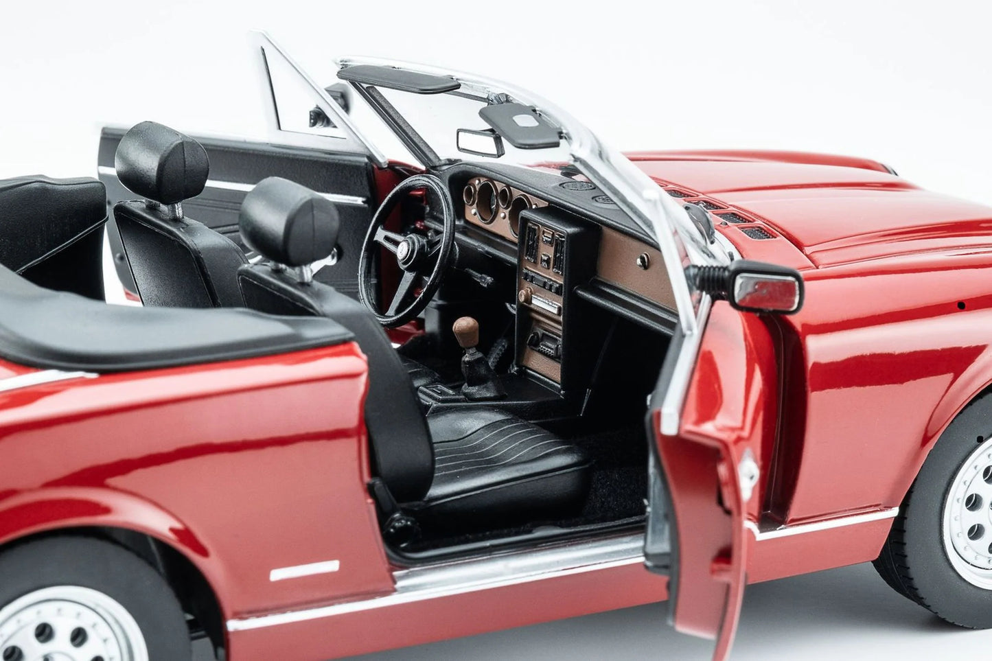 TOURING MODELCARS Fiat 124 Pininfarina Spider Europa 1982 - Pininfarina Rosso | 1:18