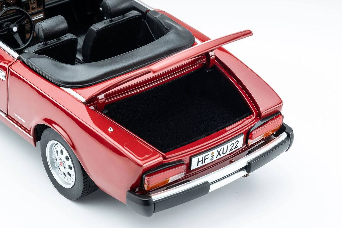 TOURING MODELCARS Fiat 124 Pininfarina Spider Europa 1982 - Pininfarina Rosso | 1:18