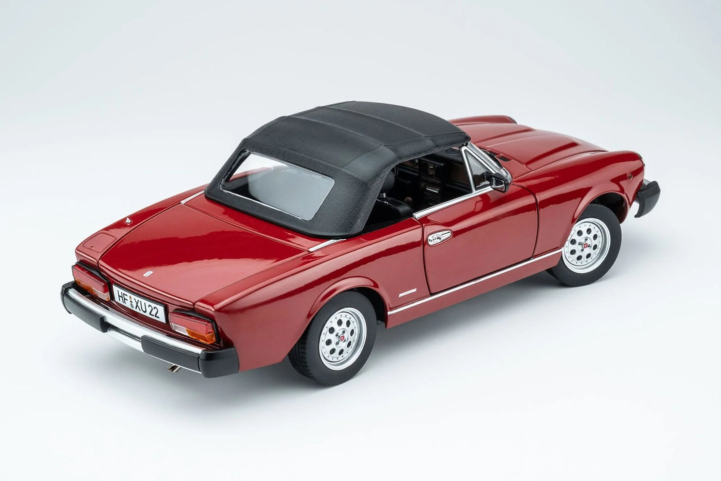 TOURING MODELCARS Fiat 124 Pininfarina Spider Europa 1982 - Pininfarina Rosso | 1:18